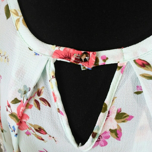 Ty Alexander's floral blouse with lace sleeves - Picture 3 of 8